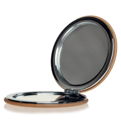 Косметичне дзеркальце в металевому корпусі.