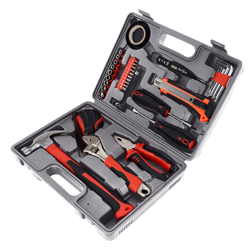 Набор инструментов 34 в 1 MASTER PRO в пластиковом кейсе.